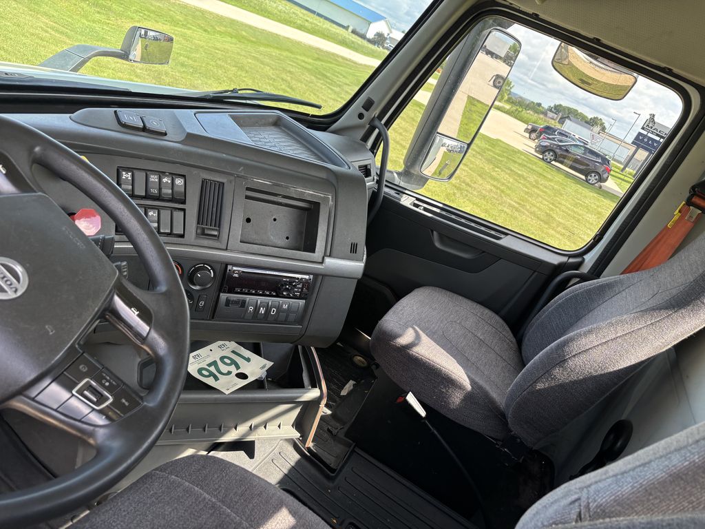 Slide images of 2019 VOLVO VNR