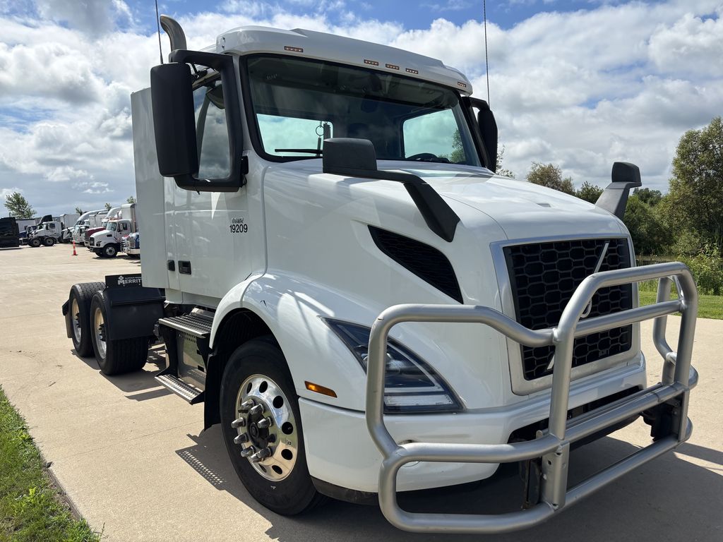 Slide images of 2019 VOLVO VNR