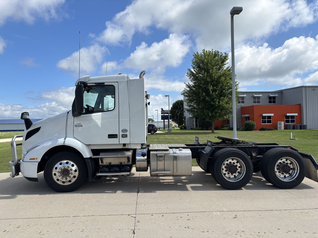 Slide images of 2019 VOLVO VNR