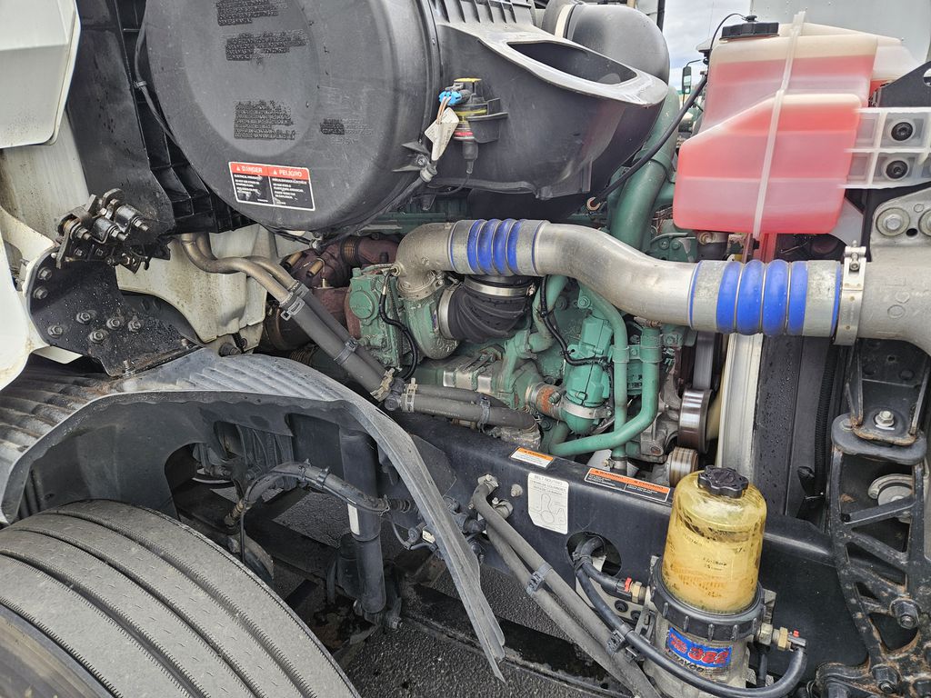 Slide images of 2019 VOLVO VNR