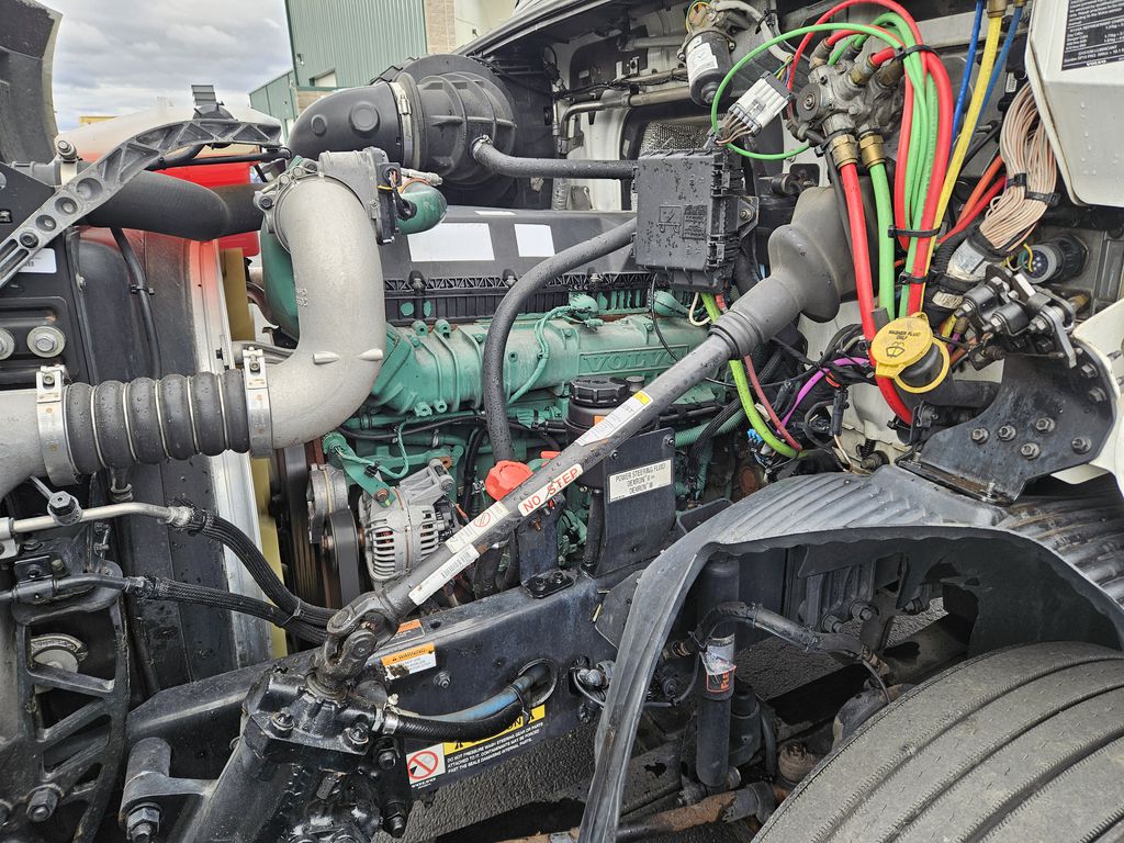 Slide images of 2019 VOLVO VNR