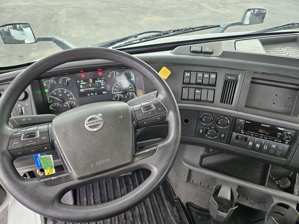 Slide images of 2019 VOLVO VNR