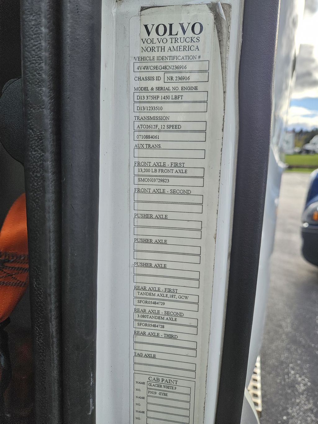 Slide images of 2019 VOLVO VNR