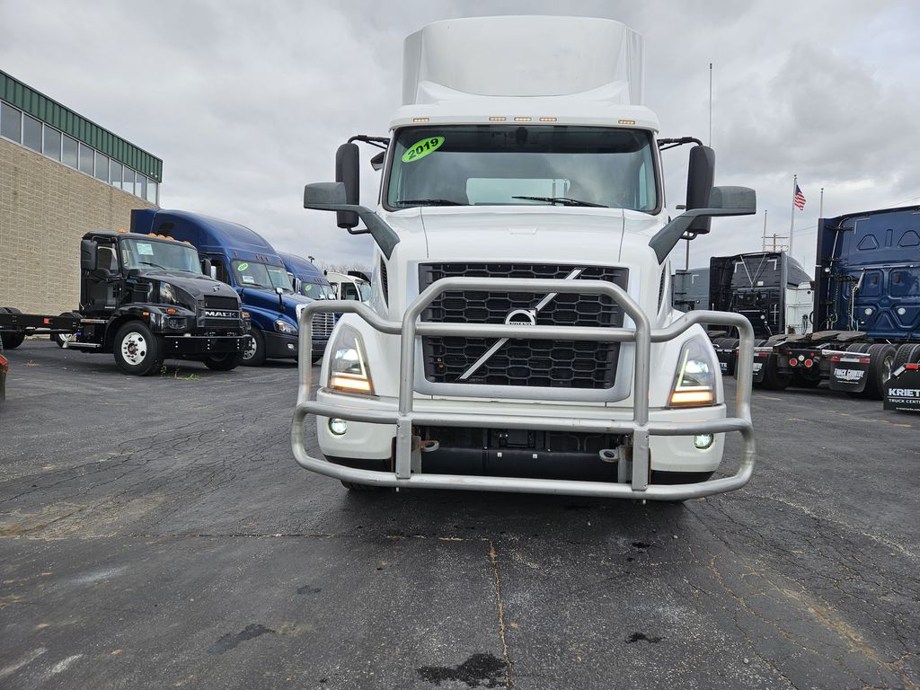 Slide images of 2019 VOLVO VNR