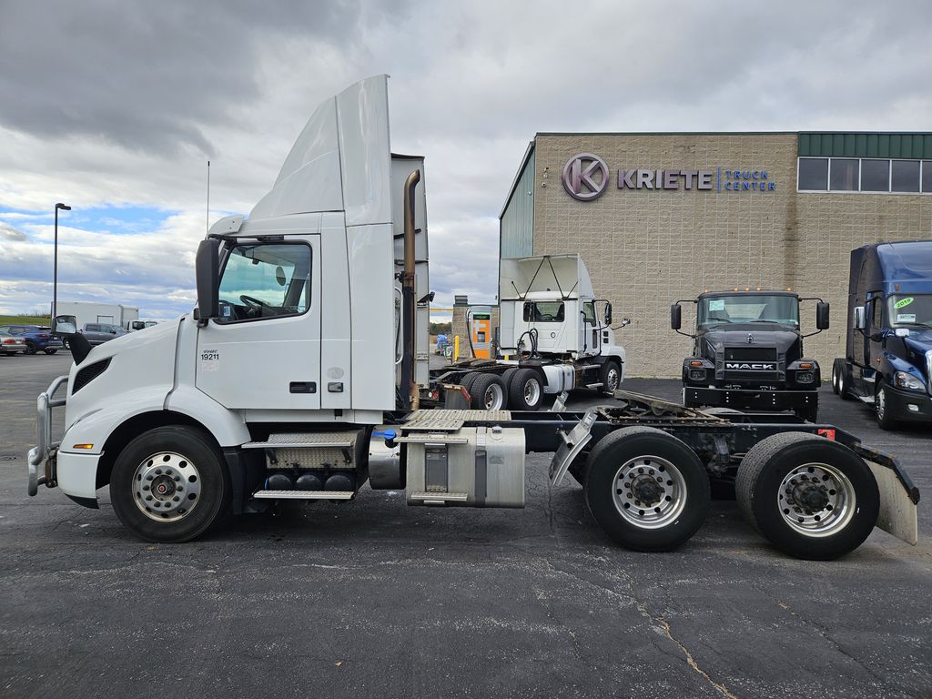 Slide images of 2019 VOLVO VNR