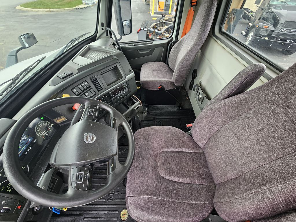Slide images of 2019 VOLVO VNR