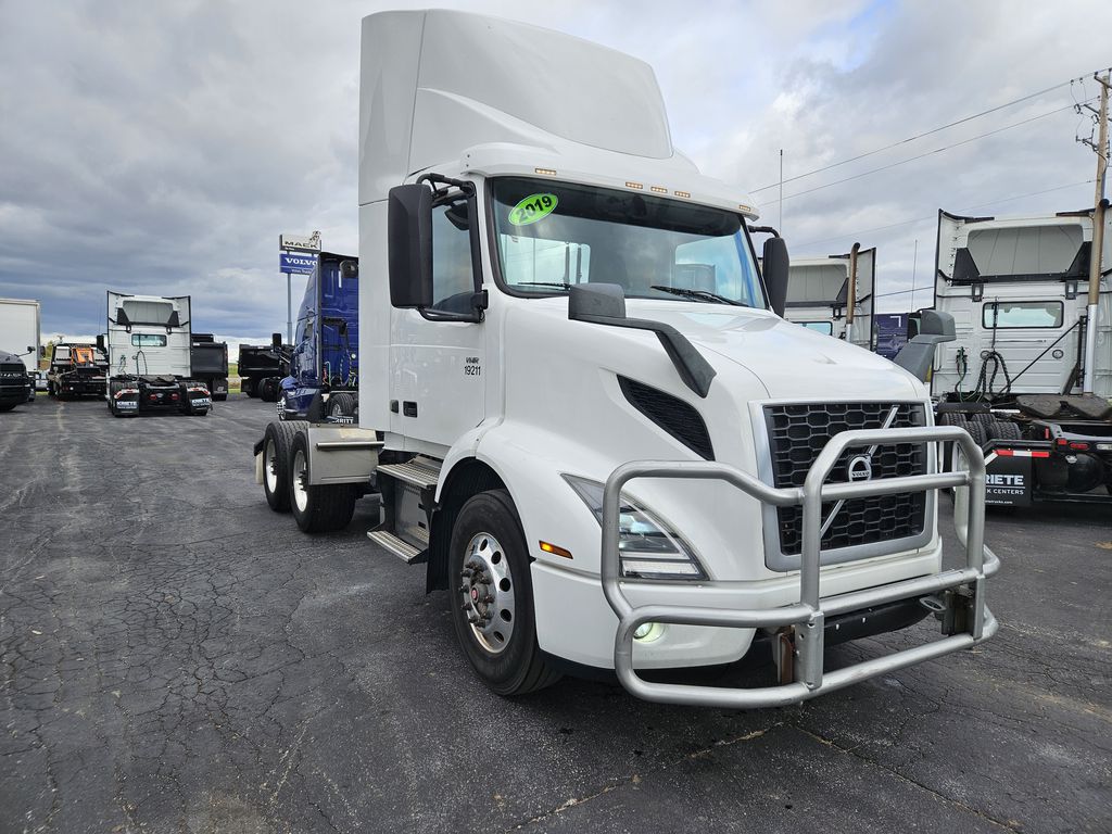Slide images of 2019 VOLVO VNR