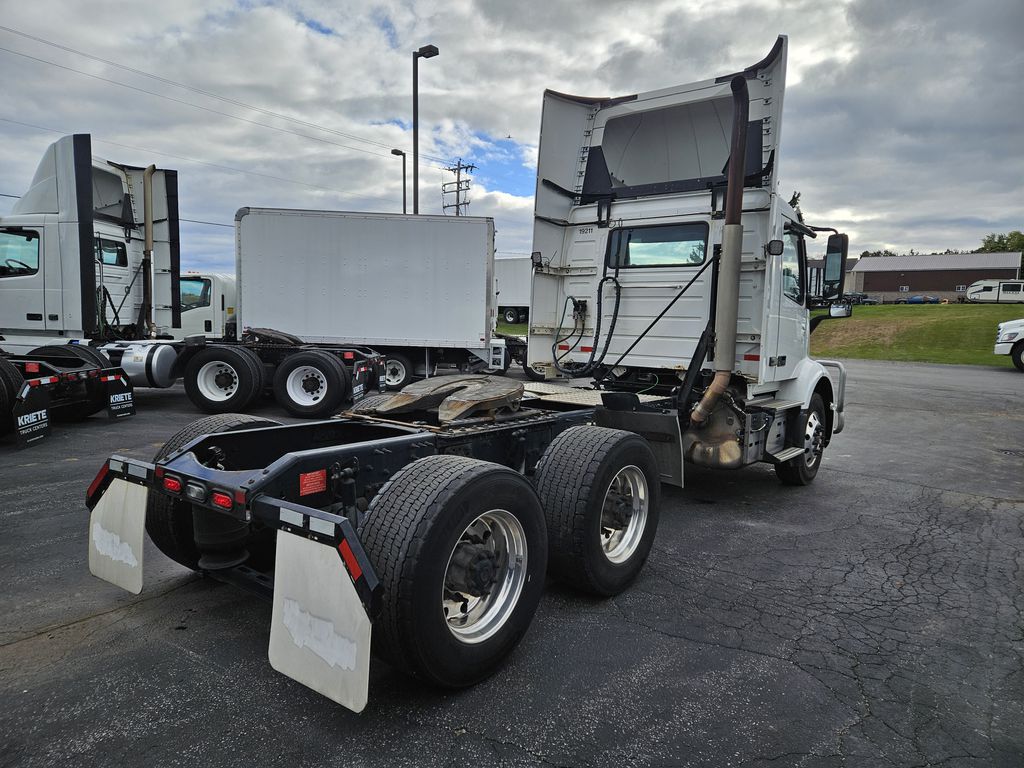 Slide images of 2019 VOLVO VNR