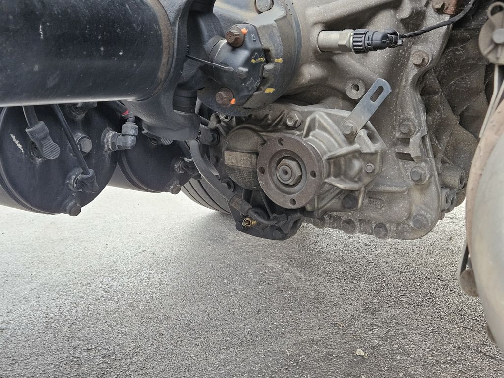 Slide images of 2019 VOLVO VNR