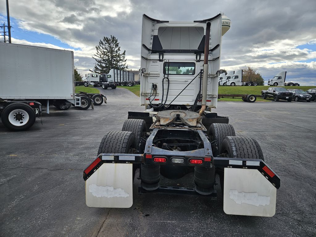 Slide images of 2019 VOLVO VNR