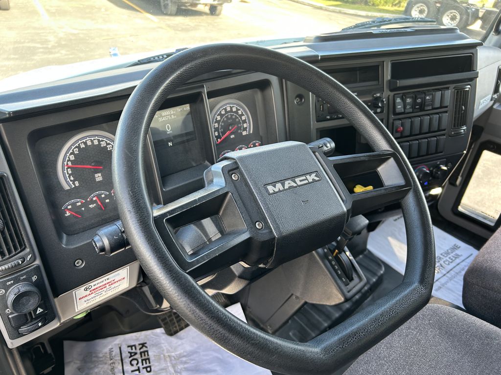 Slide images of 2022 MACK MD642