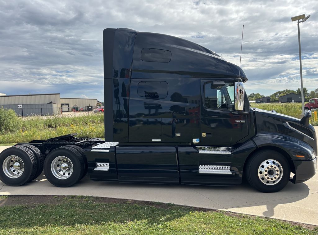 Slide images of 2023 VOLVO VNL64T760