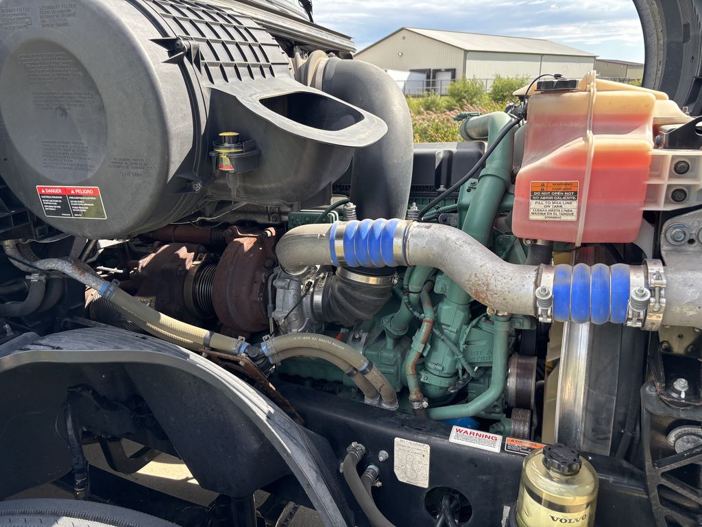 Slide images of 2023 VOLVO VNL64T760