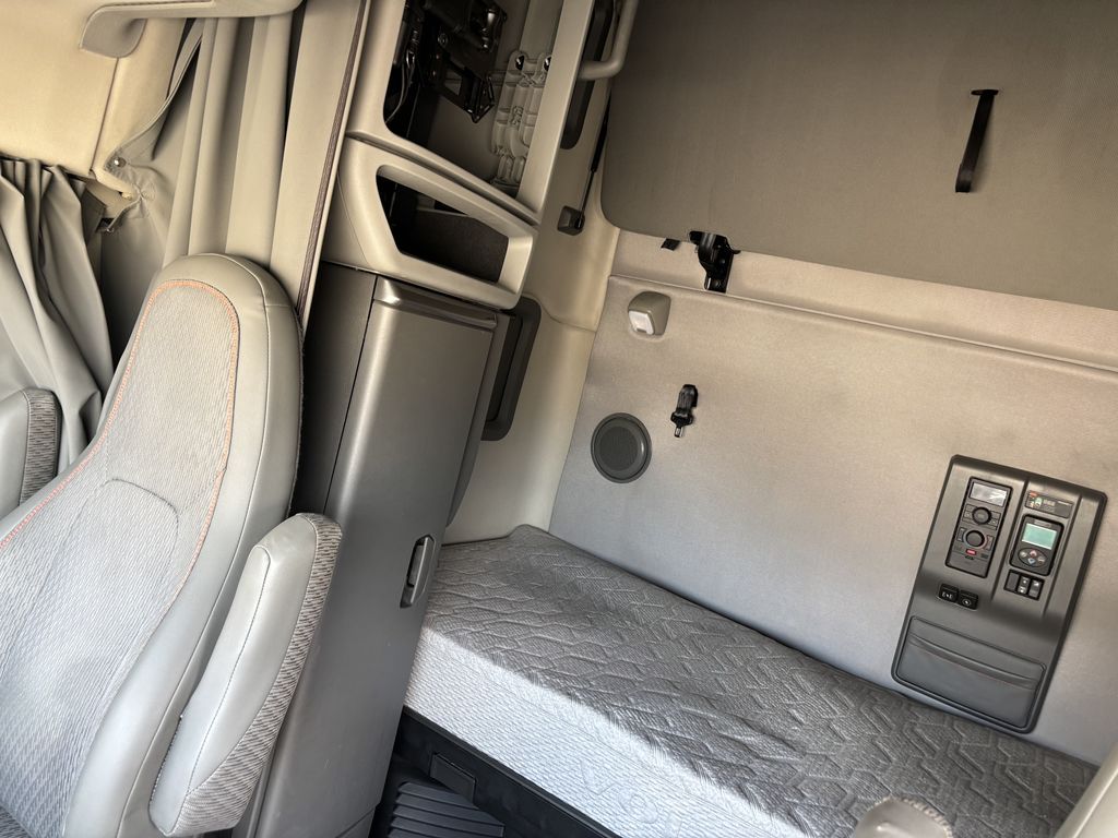 Slide images of 2023 VOLVO VNL64T760