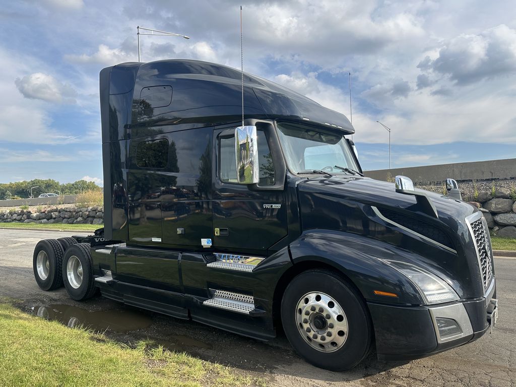 Slide images of 2023 VOLVO VNL64T760