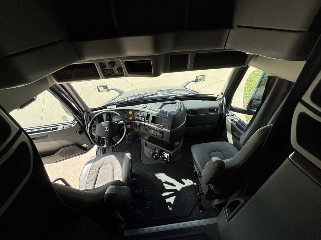 Slide images of 2023 VOLVO VNL64T760