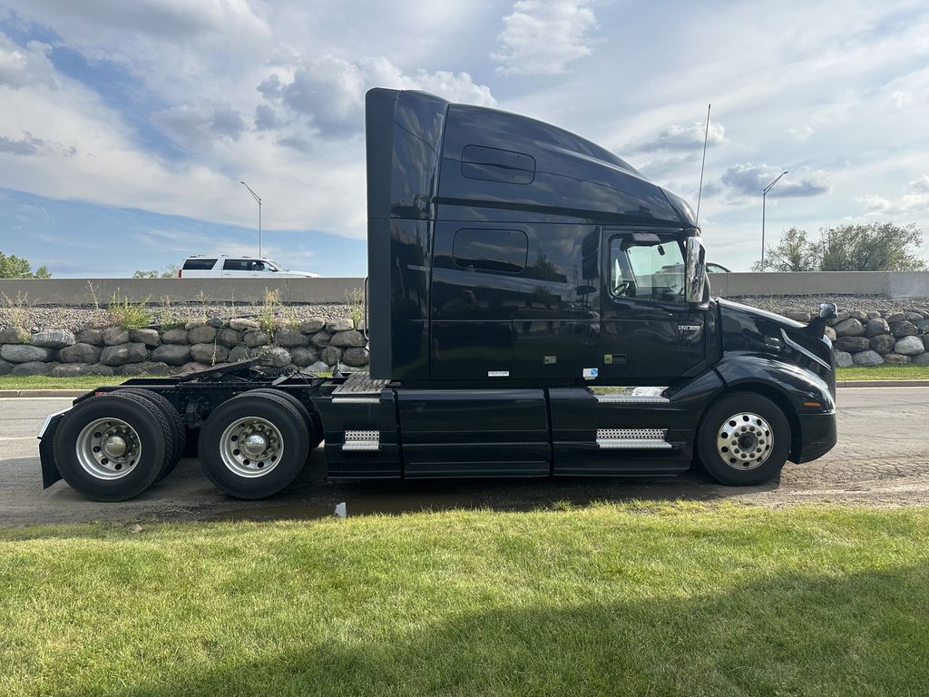 Slide images of 2023 VOLVO VNL64T760