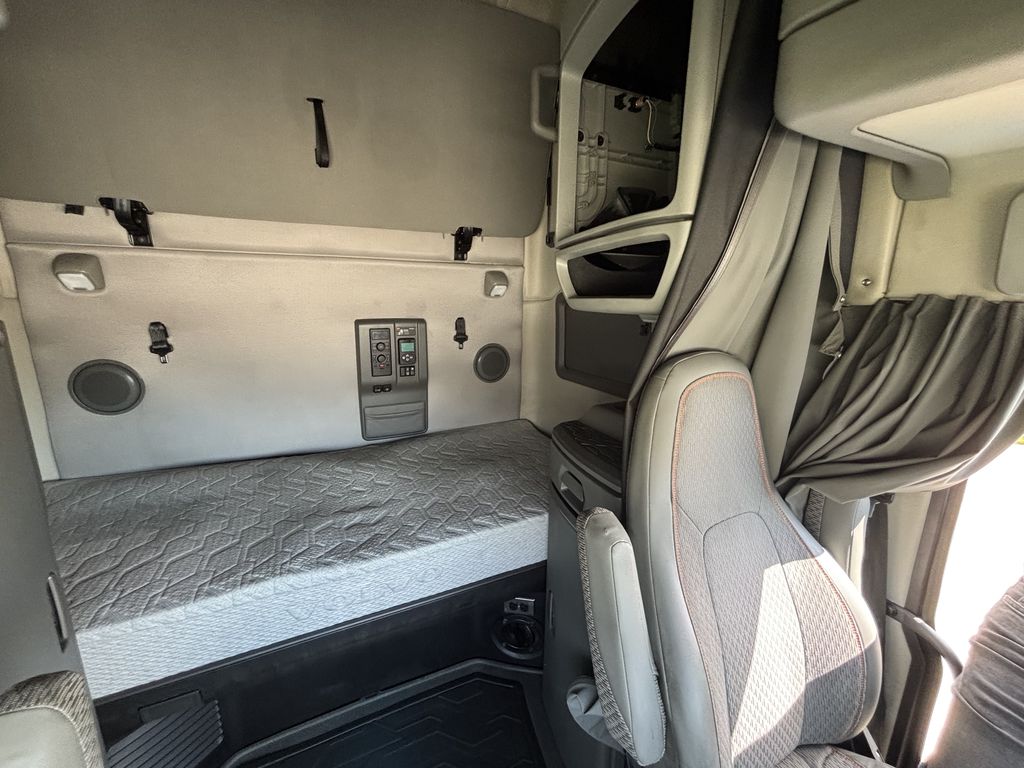 Slide images of 2023 VOLVO VNL64T760