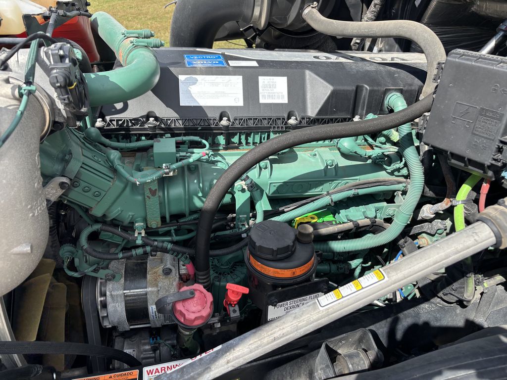 Slide images of 2023 VOLVO VNL64T760