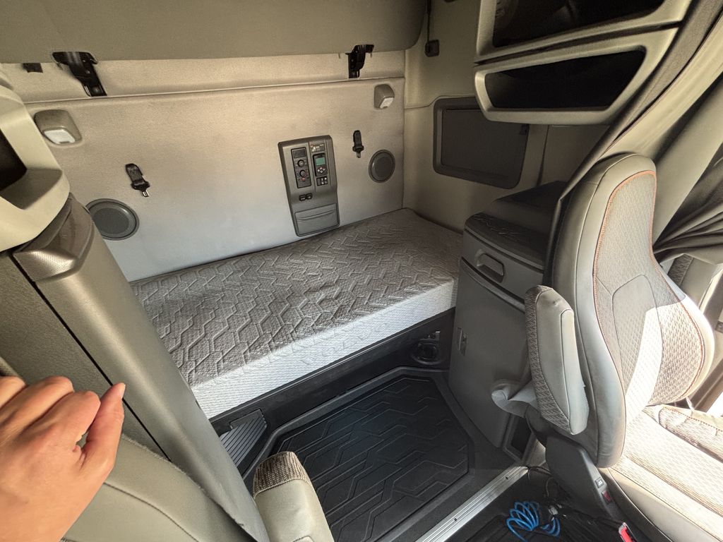 Slide images of 2023 VOLVO VNL64T760