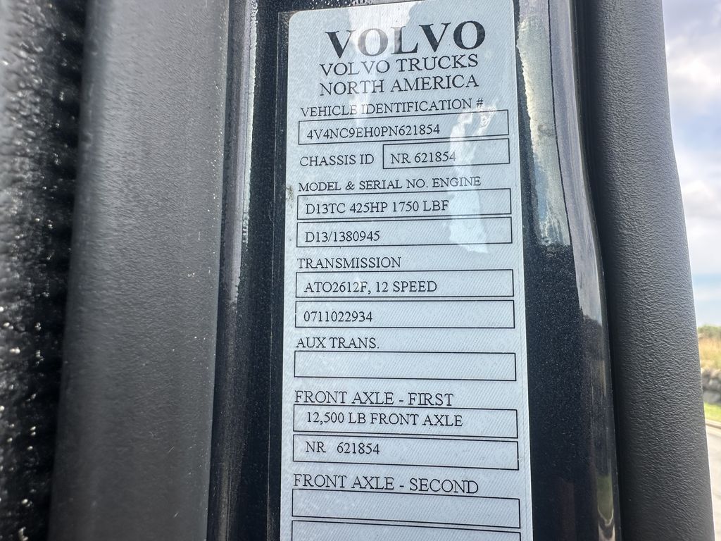 Slide images of 2023 VOLVO VNL64T760