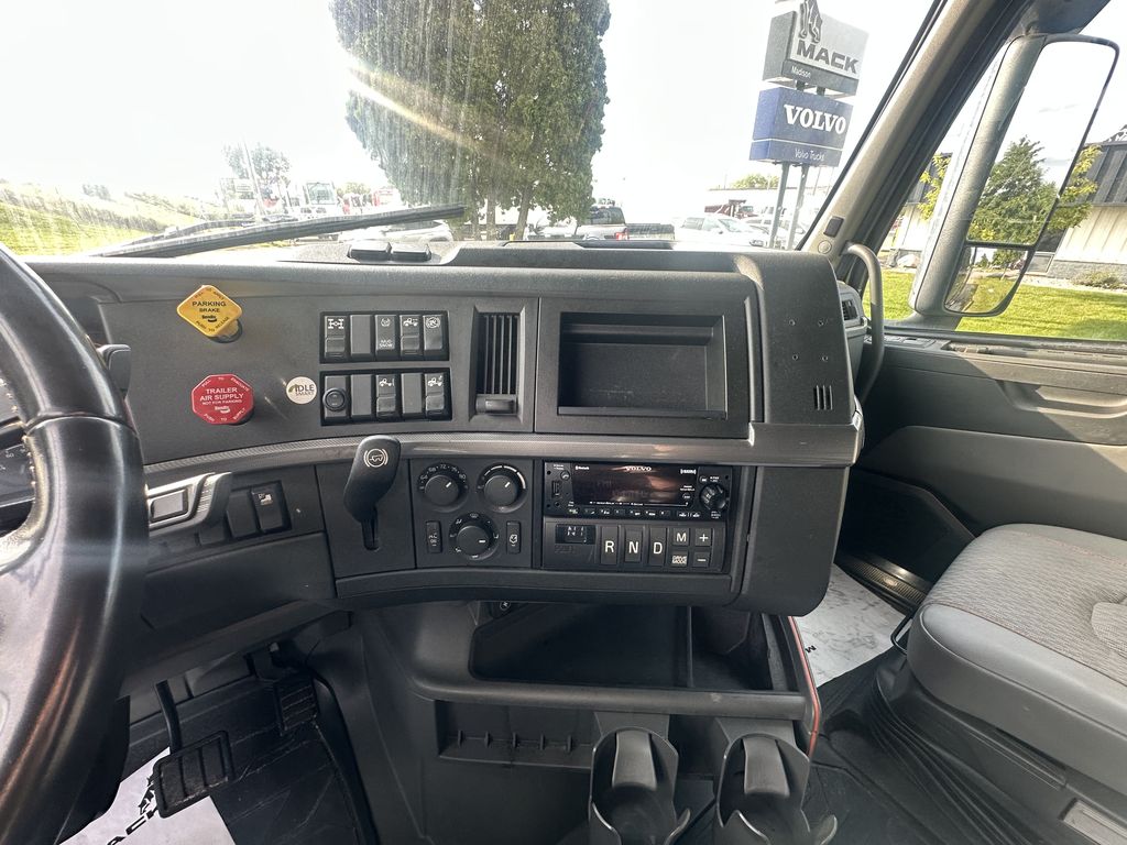 Slide images of 2023 VOLVO VNL64T760