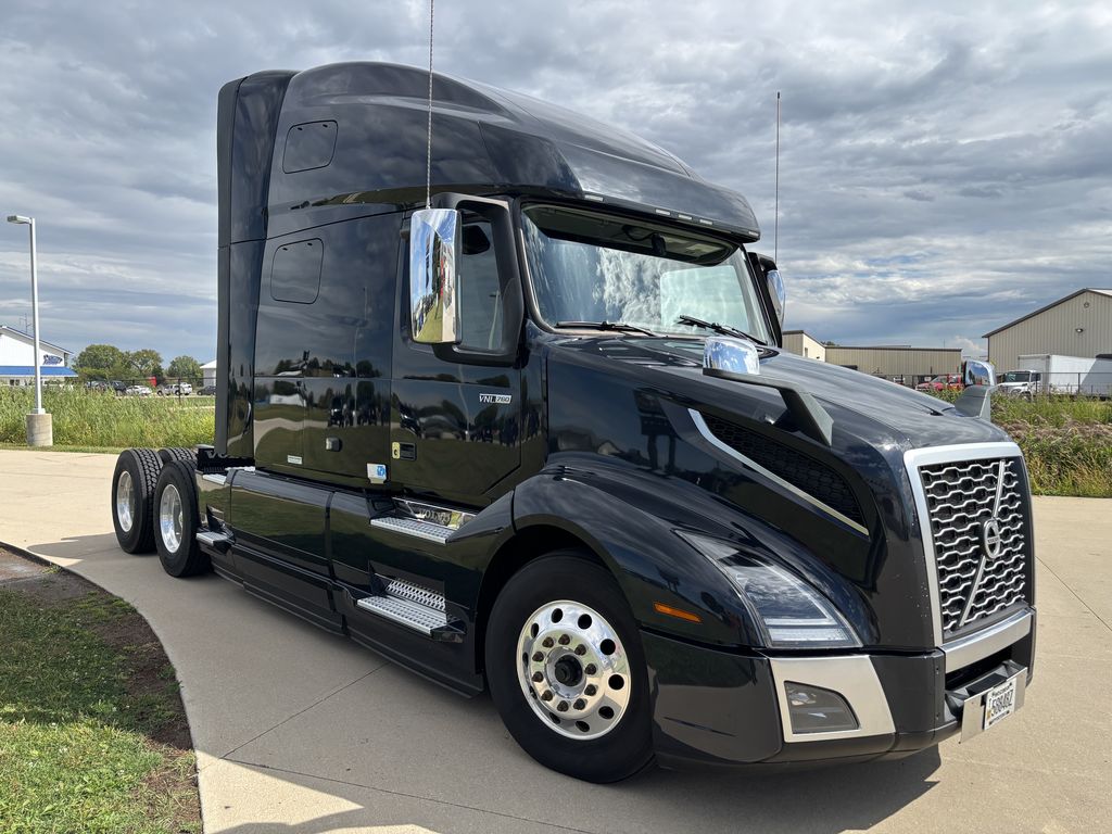 Slide images of 2023 VOLVO VNL64T760