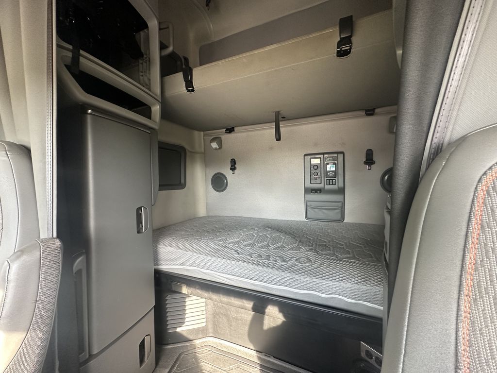 Slide images of 2023 VOLVO VNL64T760