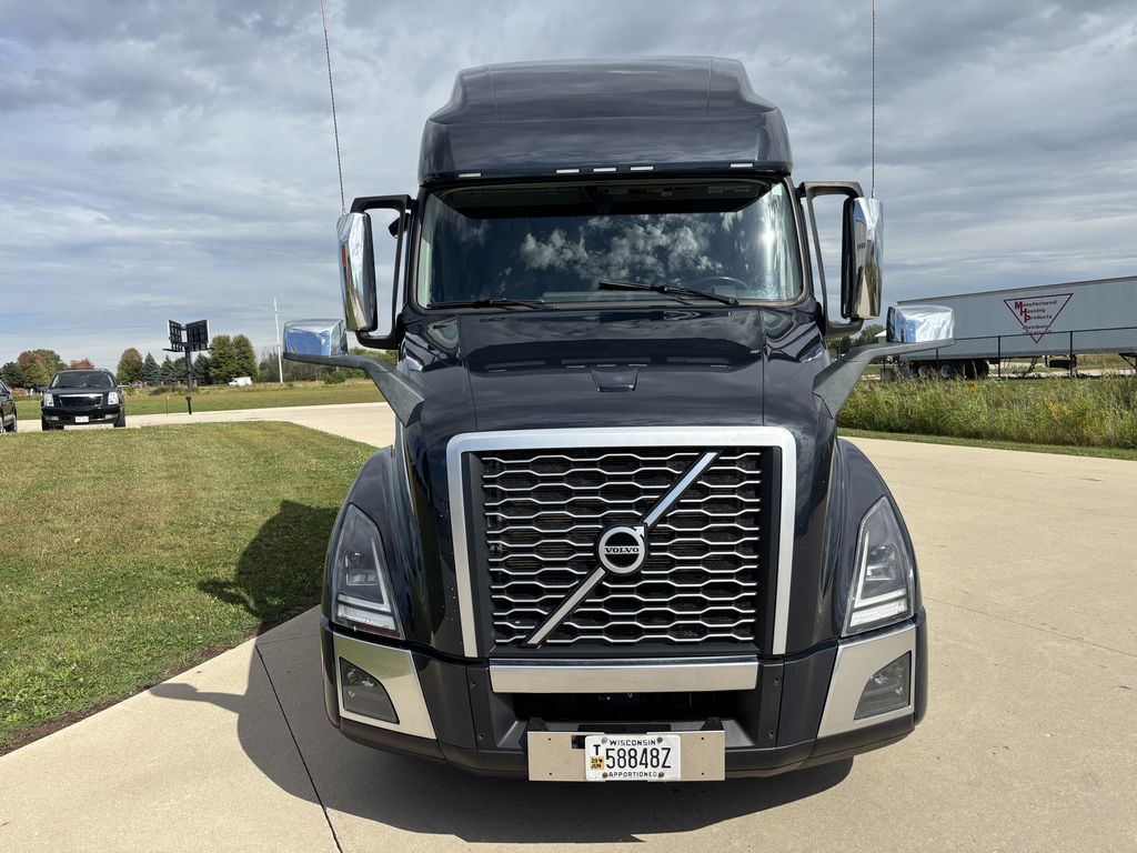 Slide images of 2023 VOLVO VNL64T760