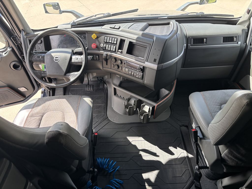 Slide images of 2023 VOLVO VNL64T760
