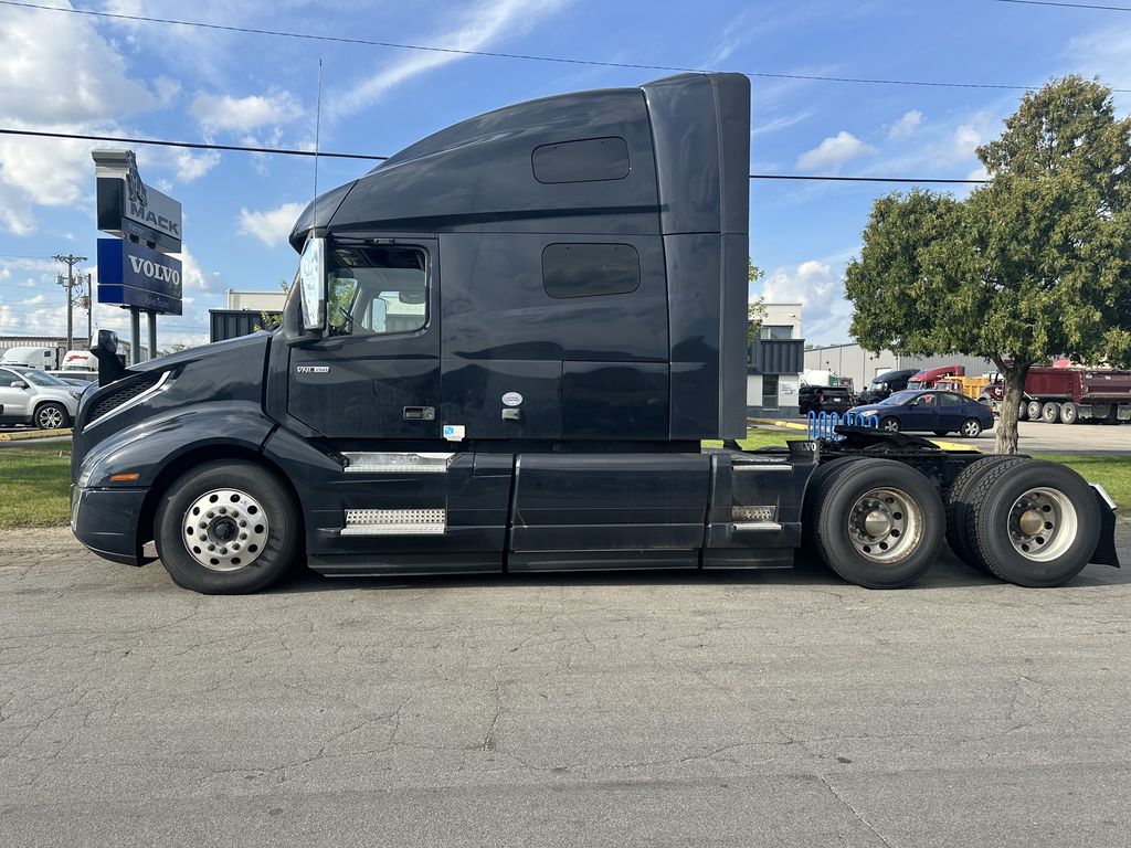 Slide images of 2023 VOLVO VNL64T760