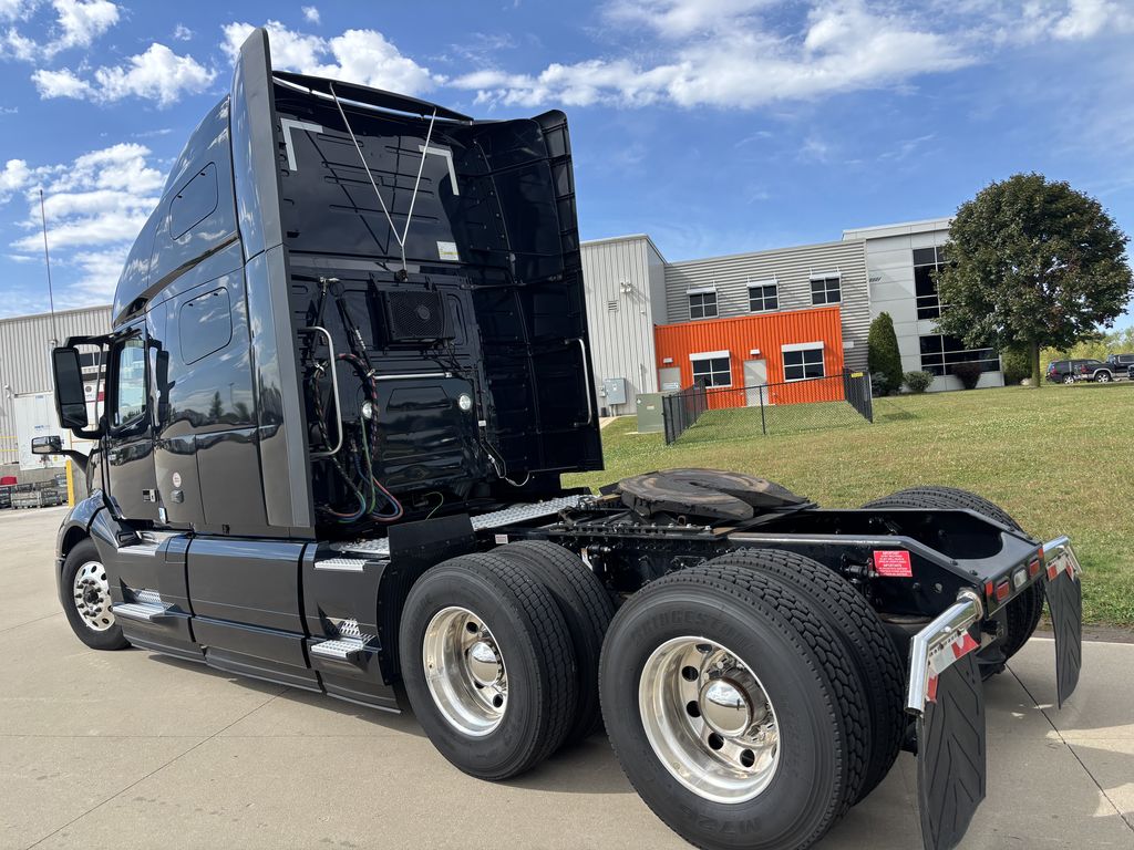 Slide images of 2023 VOLVO VNL64T760