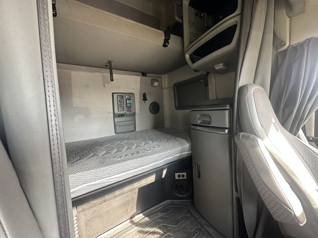 Slide images of 2023 VOLVO VNL64T760