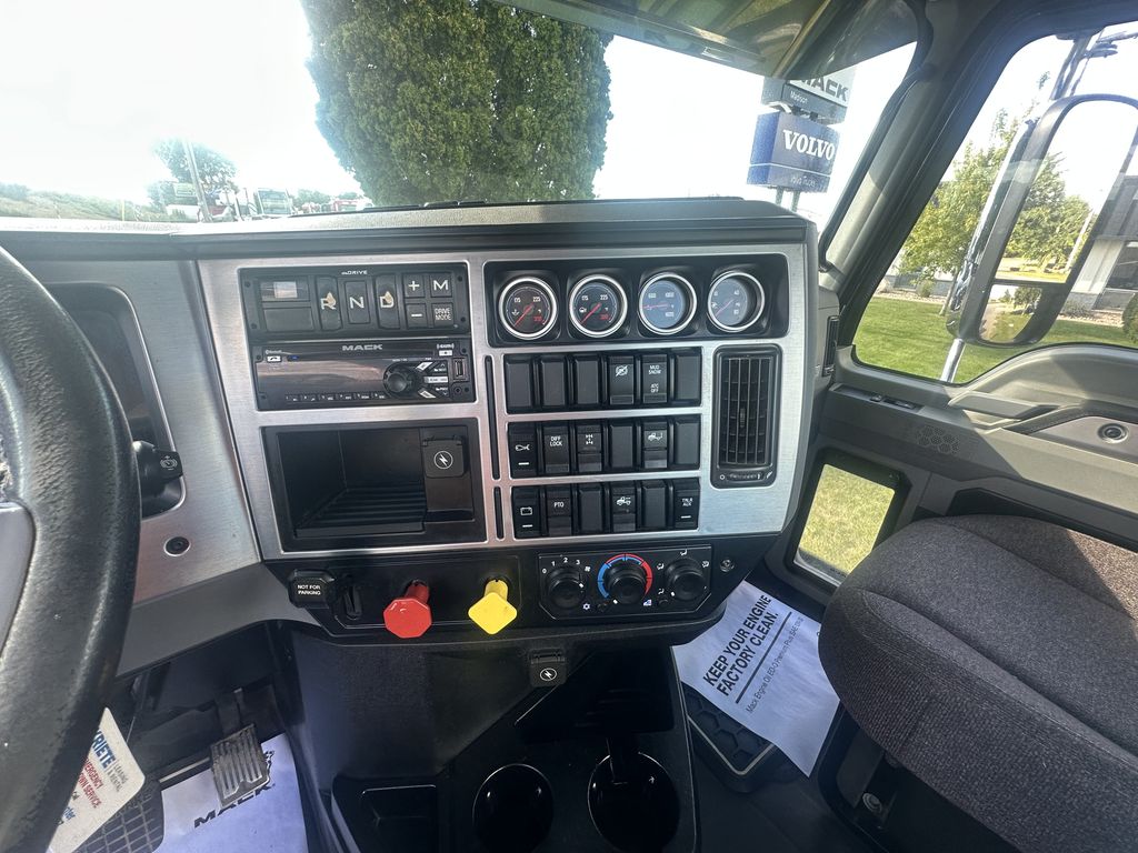 Slide images of 2021 MACK PI64T