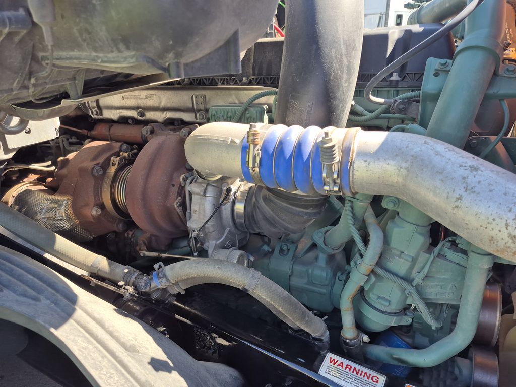 Slide images of 2023 VOLVO VNL64T760