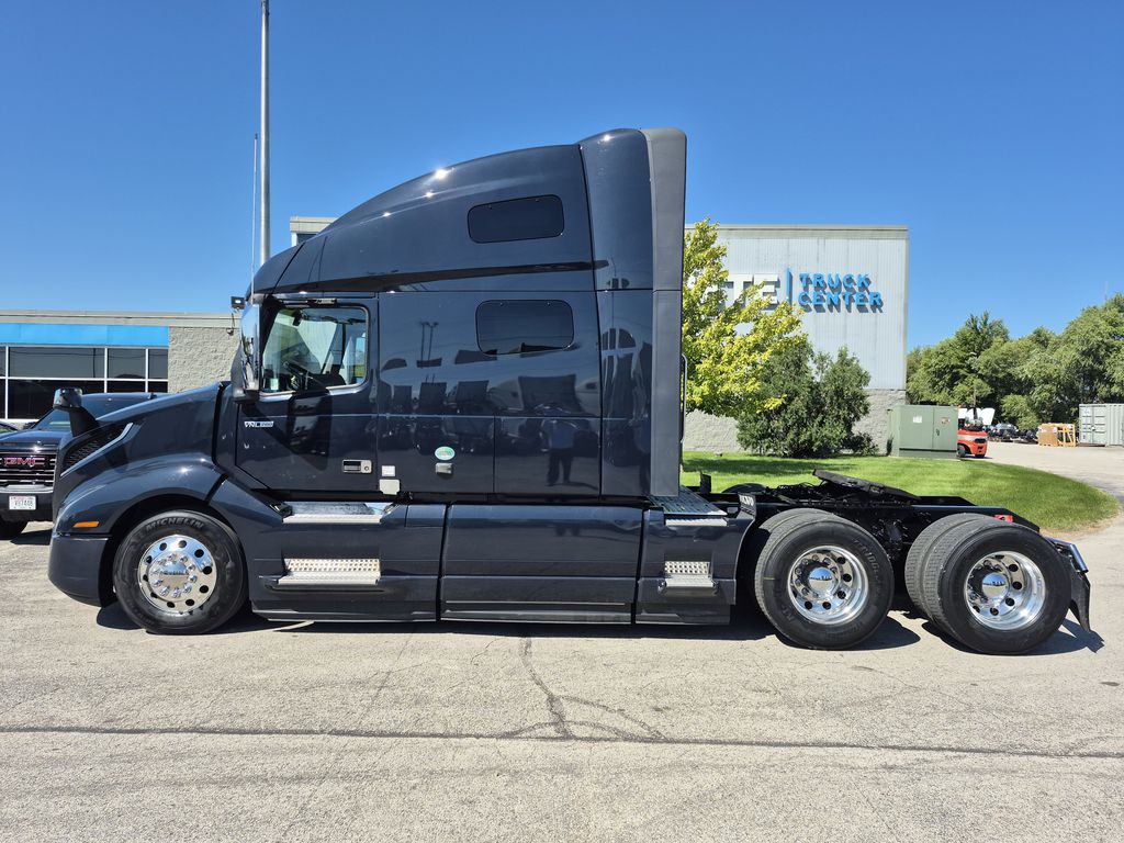 Slide images of 2023 VOLVO VNL64T760