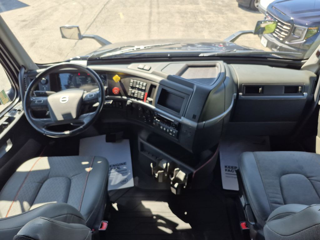 Slide images of 2023 VOLVO VNL64T760