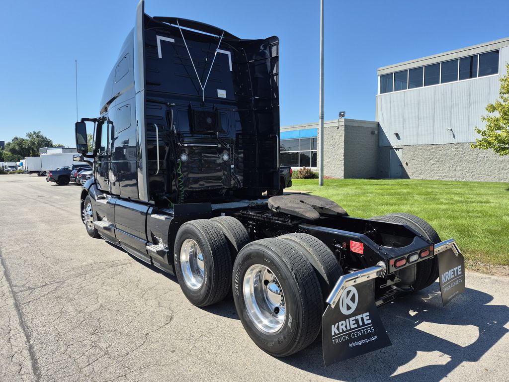 Slide images of 2023 VOLVO VNL64T760