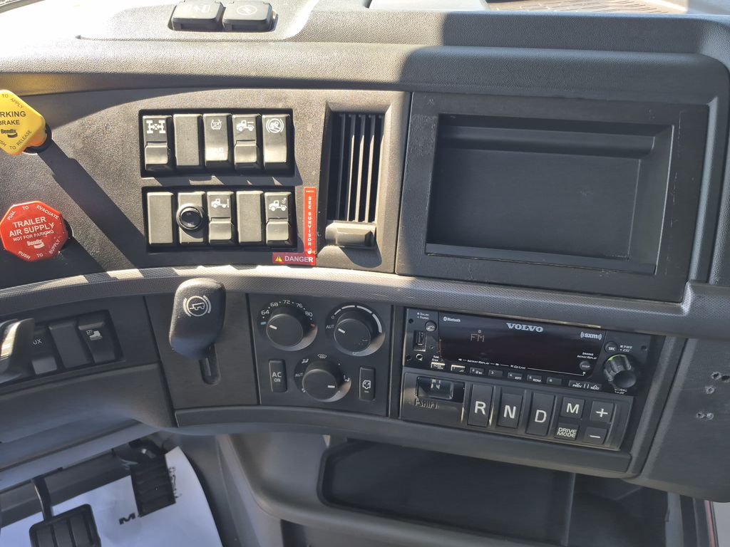 Slide images of 2023 VOLVO VNL64T760