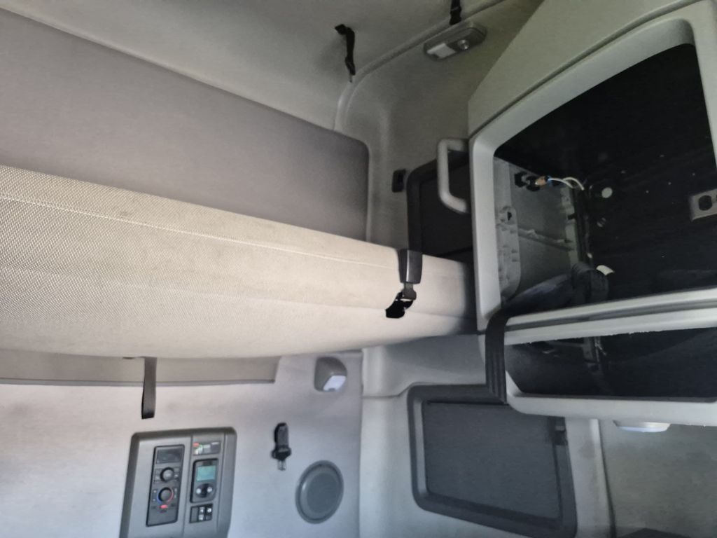 Slide images of 2023 VOLVO VNL64T760