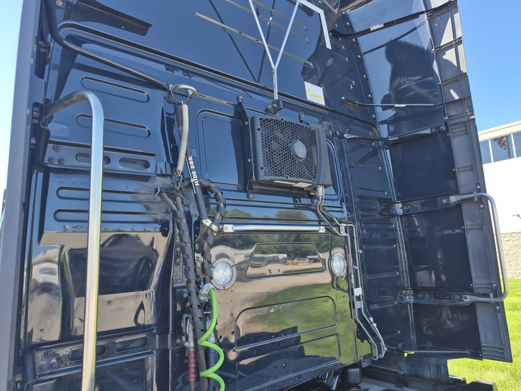 Slide images of 2023 VOLVO VNL64T760