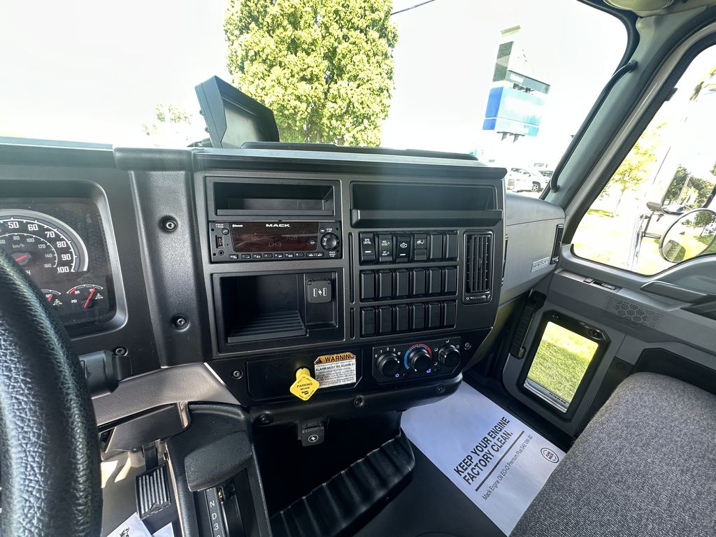 Slide images of 2022 MACK MD642