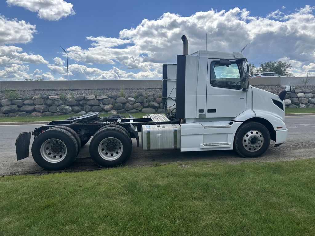 Slide images of 2021 VOLVO VNR64T300