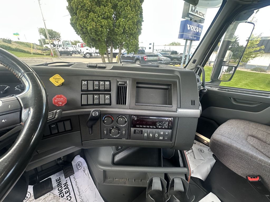 Slide images of 2021 VOLVO VNR64T300