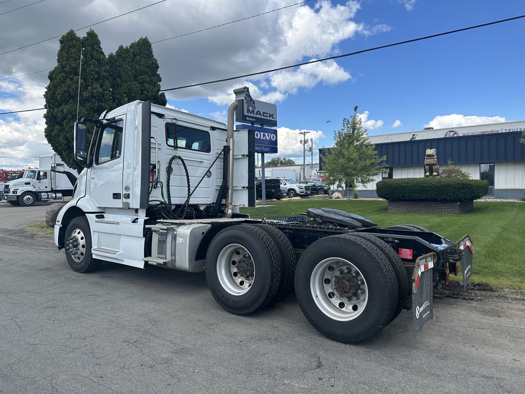 Slide images of 2021 VOLVO VNR64T300
