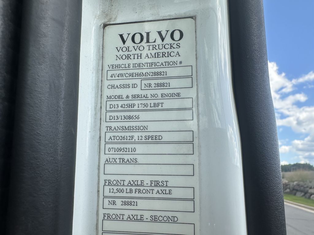 Slide images of 2021 VOLVO VNR64T300
