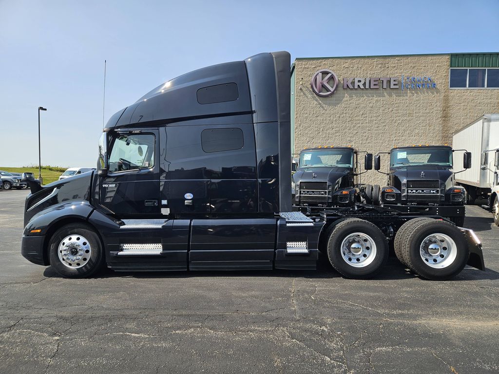 Slide images of 2023 VOLVO VNL64T760