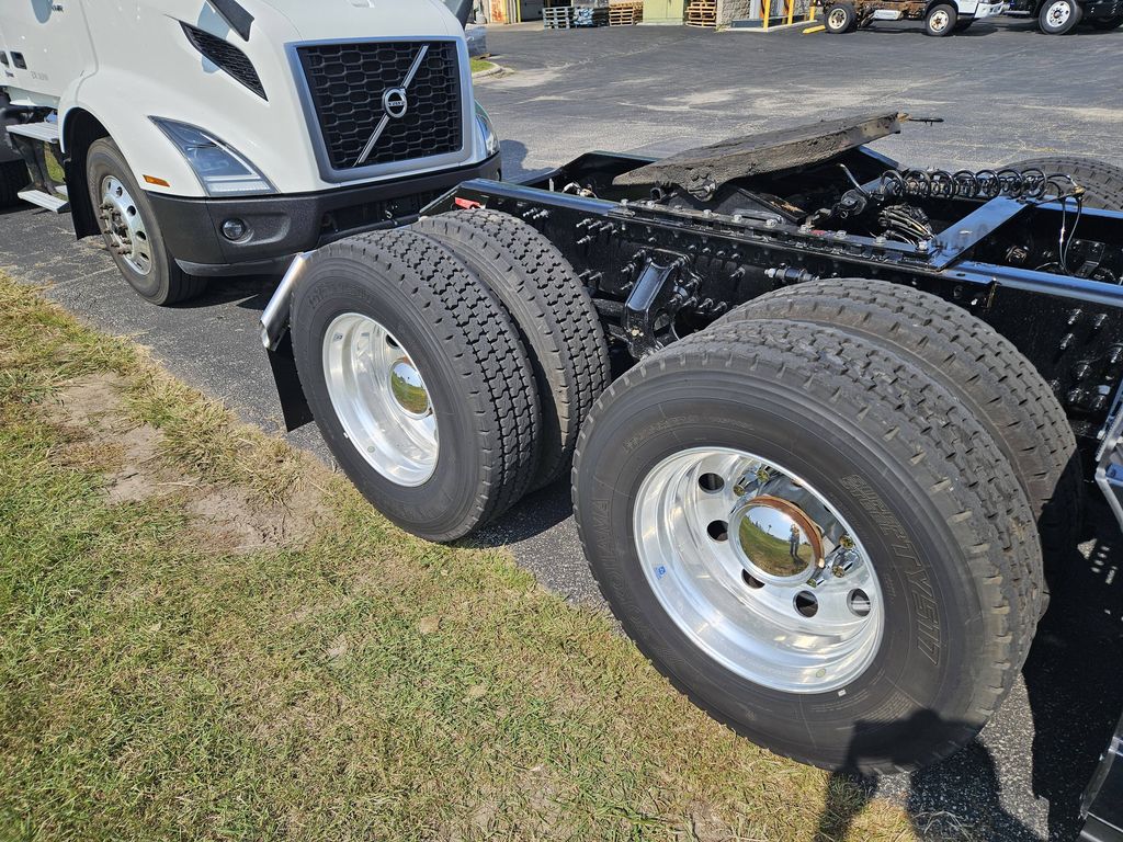 Slide images of 2023 VOLVO VNL64T760