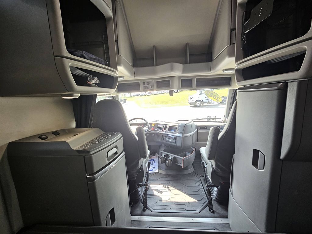 Slide images of 2023 VOLVO VNL64T760