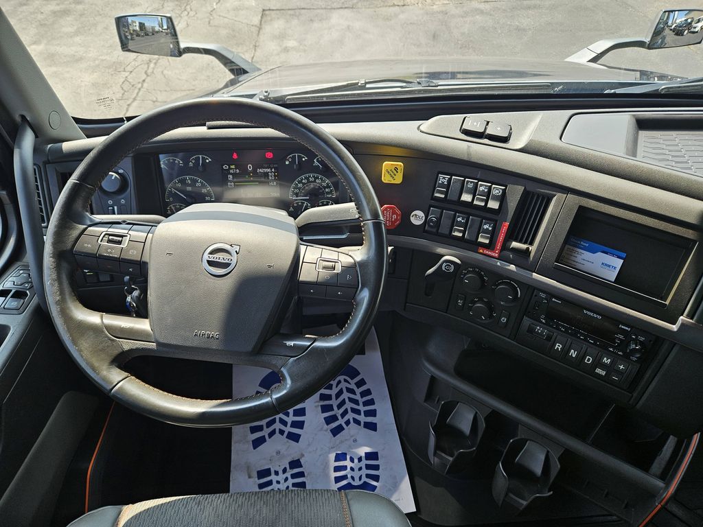 Slide images of 2023 VOLVO VNL64T760